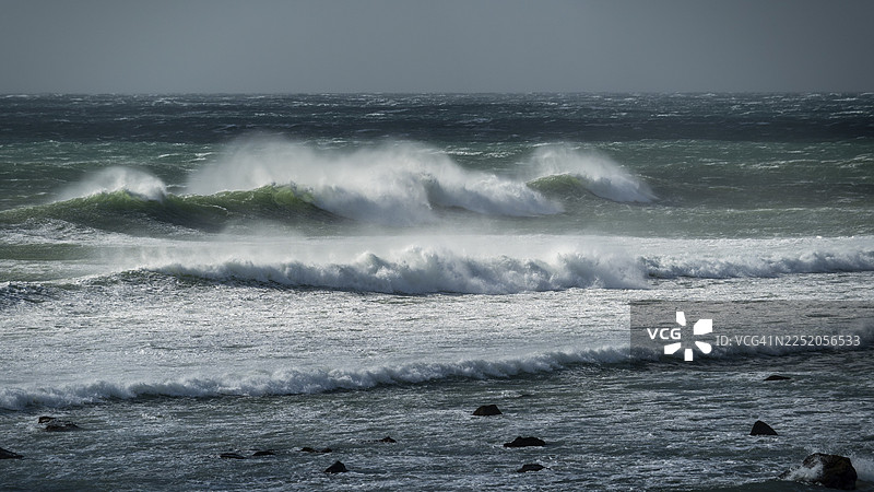 新西兰北岛塔拉纳基地区西海岸的巨浪图片素材