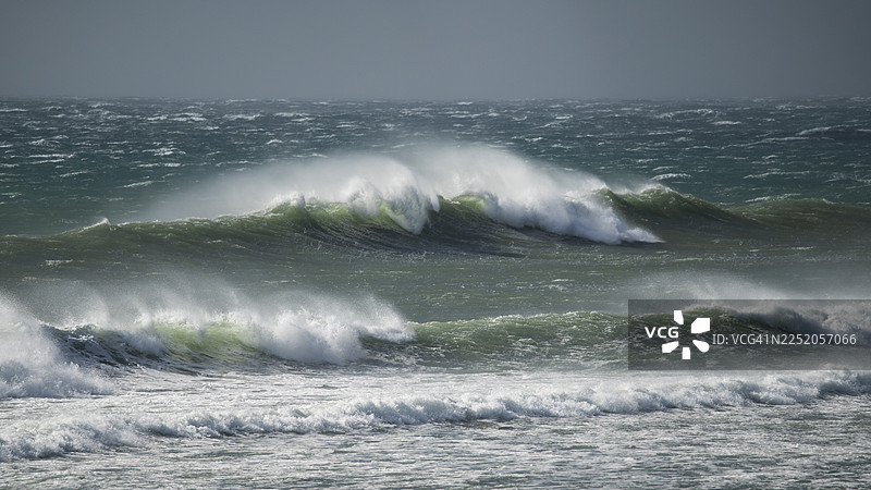 新西兰北岛塔拉纳基地区西海岸的海浪，强劲的冲浪图片素材