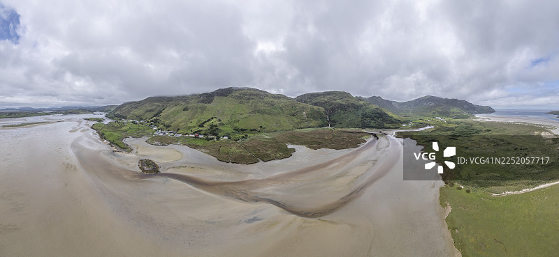 爱尔兰多尼戈尔郡伊尼什基尔岛河流结构的航拍图图片素材