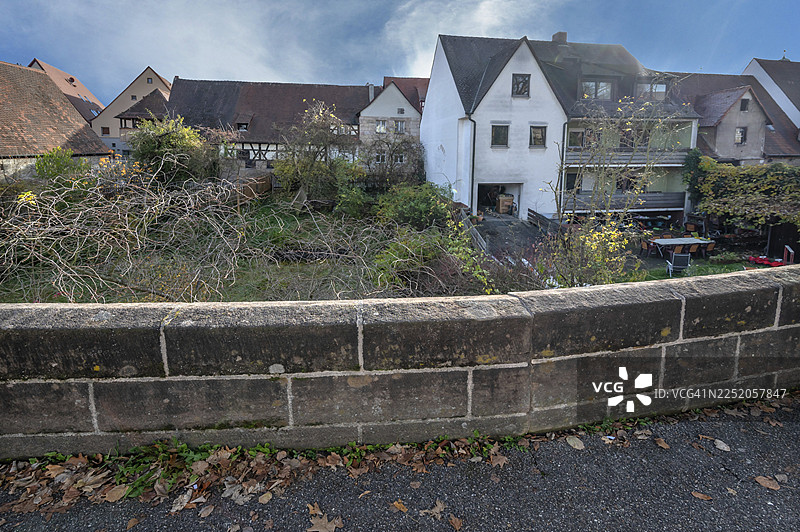 14世纪建造的历史城墙，后面是老城区房屋，位于德国巴伐利亚州中法兰克尼亚的劳夫河畔佩格尼茨。图片素材