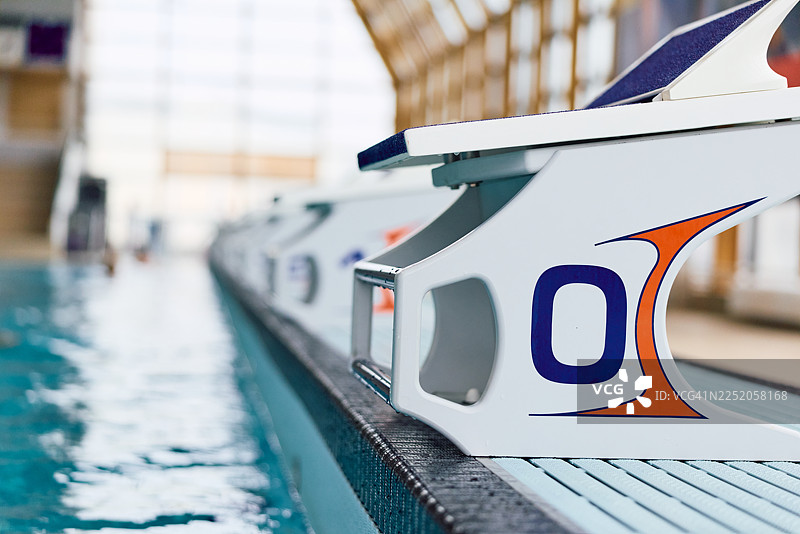 准备比赛的游泳池出发台图片素材