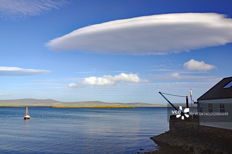 宁静的海景，拥有独特的云层和帆船，UFO云，苏格兰奥克尼群岛斯特罗姆内斯图片素材