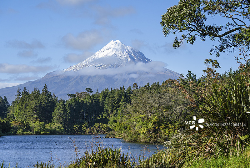 塔拉纳基山景下的马加马霍湖。艾格蒙特国家公园，塔拉纳基地区，新西兰北岛图片素材
