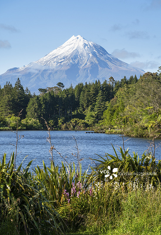 塔拉纳基山（Mount Taranaki）景色的马加马霍伊湖（Lake Mangamahoe）。艾格蒙特国家公园（Egmont National Park），塔拉纳基地区（Taranaki Region），新西兰北岛（North Island, New Zealand）图片素材