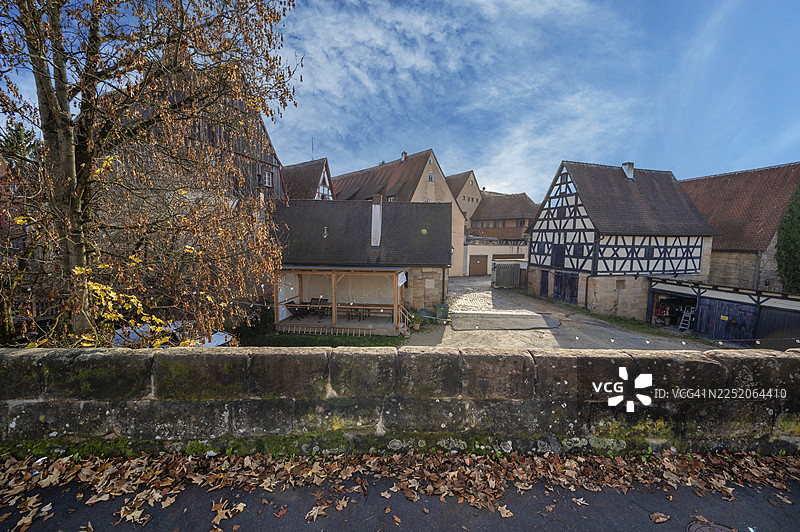 14世纪建造的古老城墙，后面是老城住宅，位于德国巴伐利亚州米特尔弗兰肯行政区的劳夫河畔佩格尼茨图片素材