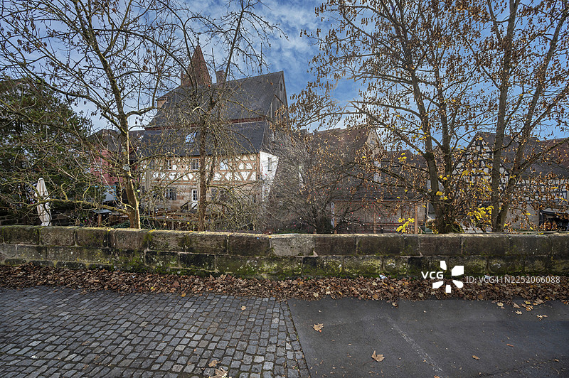 历史悠久的城墙，带有老式联排房屋，后方是1799年的半木结构房屋，位于德国巴伐利亚州米特尔弗兰肯的劳夫河畔佩格尼茨图片素材