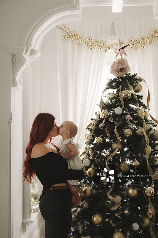圣诞树旁的母亲和女儿图片素材