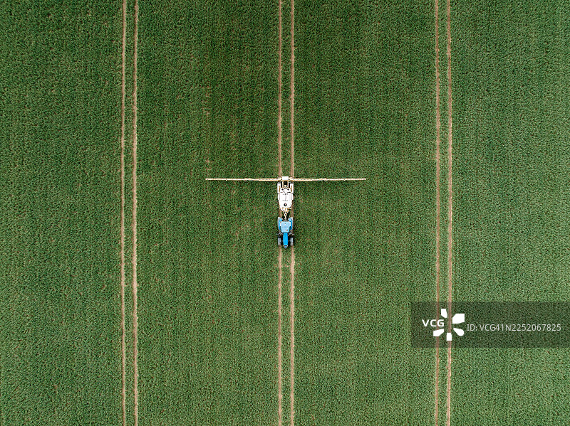 英国斯塔福德郡农田里的无人机视角作物喷洒器工作图像图片素材