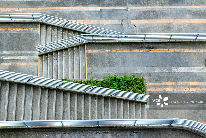 街道、人行道和栏杆的抽象画面图片素材