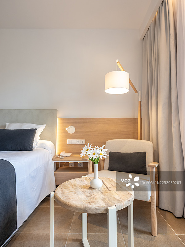 温馨的酒店房间内部，采用现代斯堪的纳维亚设计图片素材
