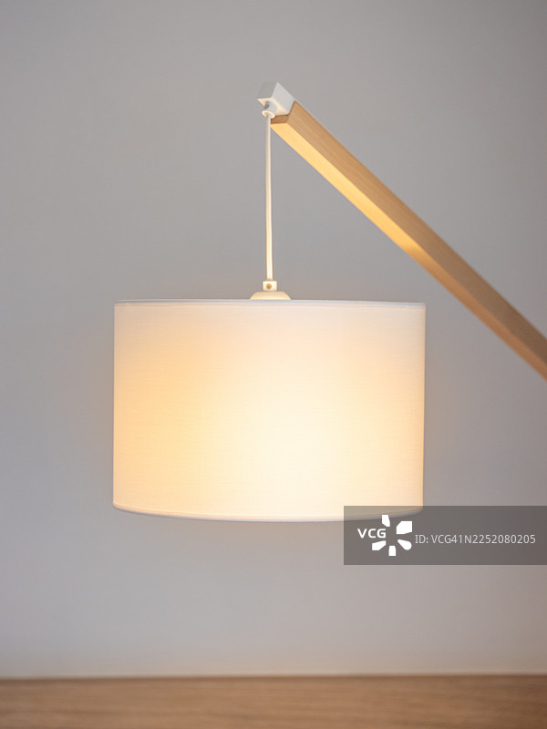现代木制吊灯照亮简约室内家居图片素材