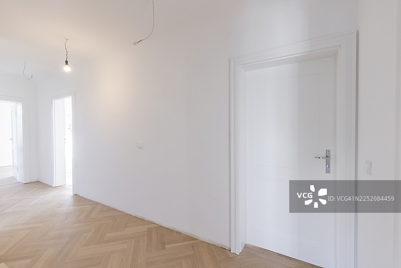 正在施工中的房屋，带有走廊和白门图片素材