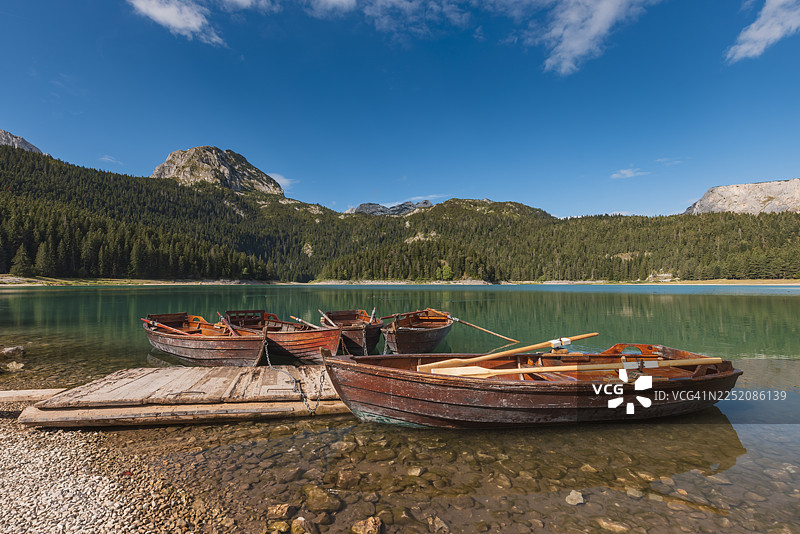 黑湖（杜姆托尔国家公园，黑山北部）中的木制划艇图片素材