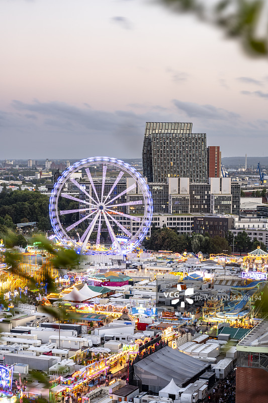 汉堡圣灵田的汉堡大教堂嘉年华游乐场及摩天轮图片素材