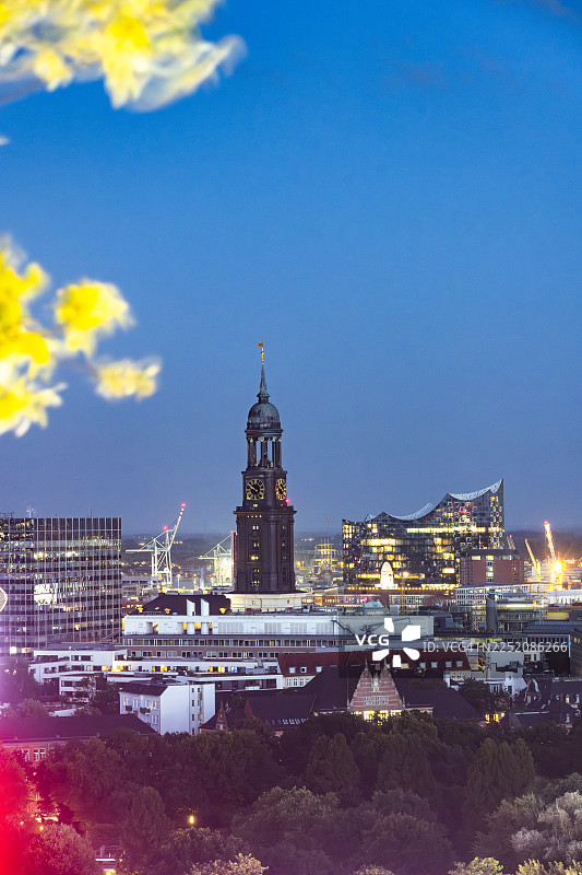 汉堡市景，傍晚时分，有圣米歇尔教堂和易北爱乐厅的景色图片素材