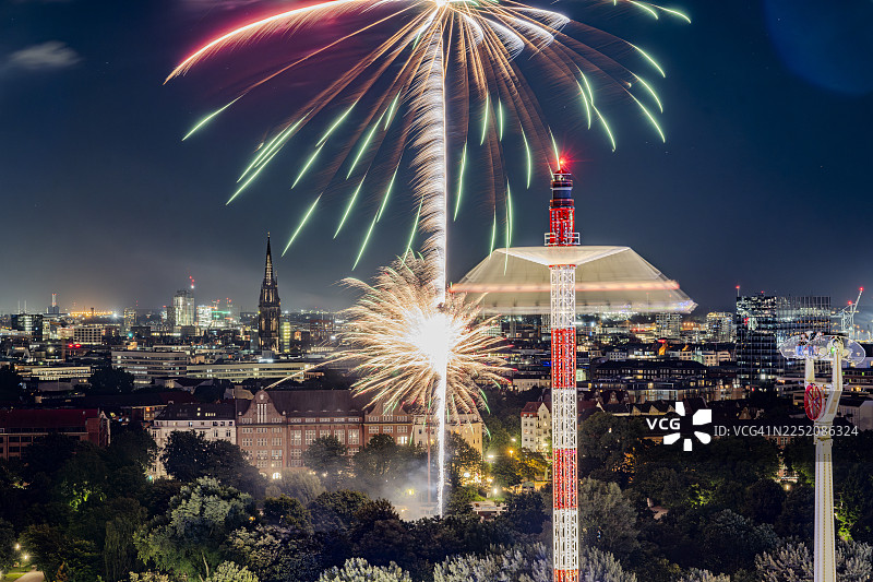 夜空下的汉堡大教堂，位于圣保利海利根盖斯特费尔德图片素材