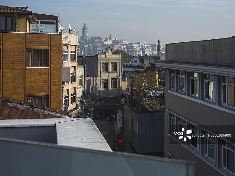 伊斯坦布尔城市景观，拥有历史悠久的加拉太塔和住宅楼图片素材