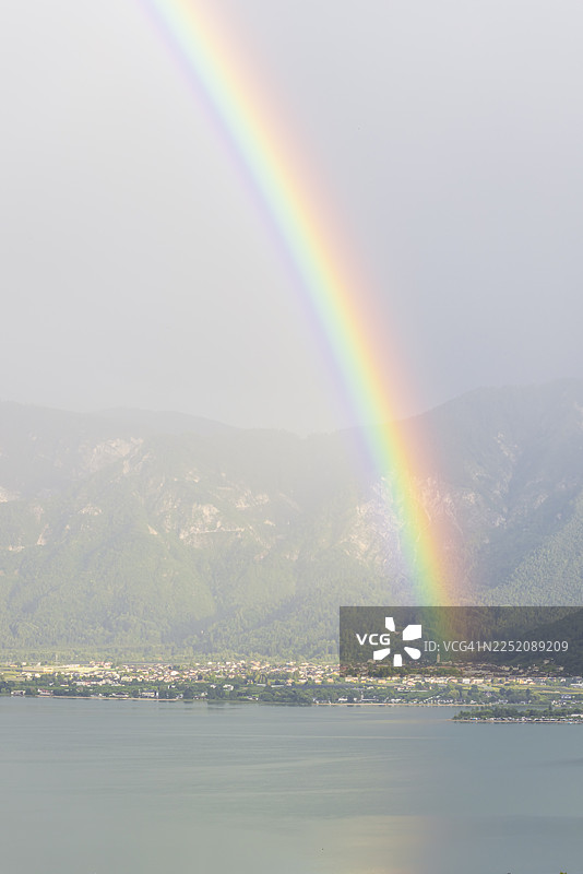 意大利特伦托省，彩虹横跨卡尔多纳佐湖与群山之上图片素材