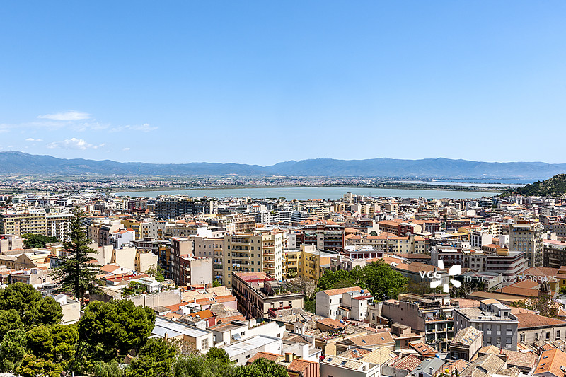 意大利撒丁岛卡利亚里市及其海湾，以及第勒尼安海的城市景观图片素材