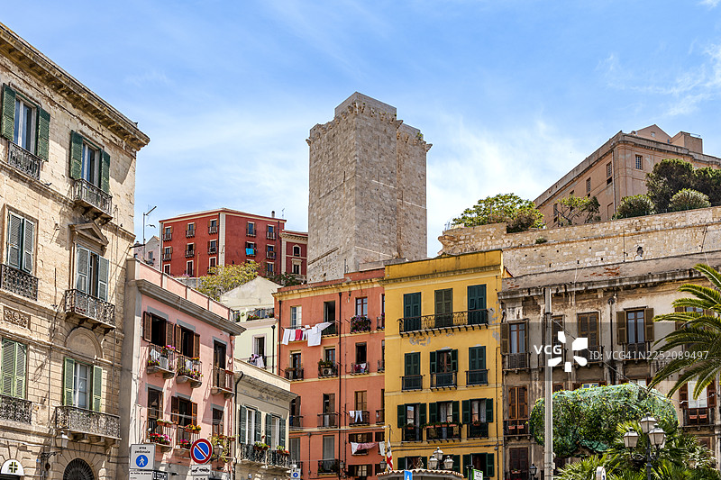 撒丁岛卡利亚里历史悠久的城市景观，有大象塔图片素材