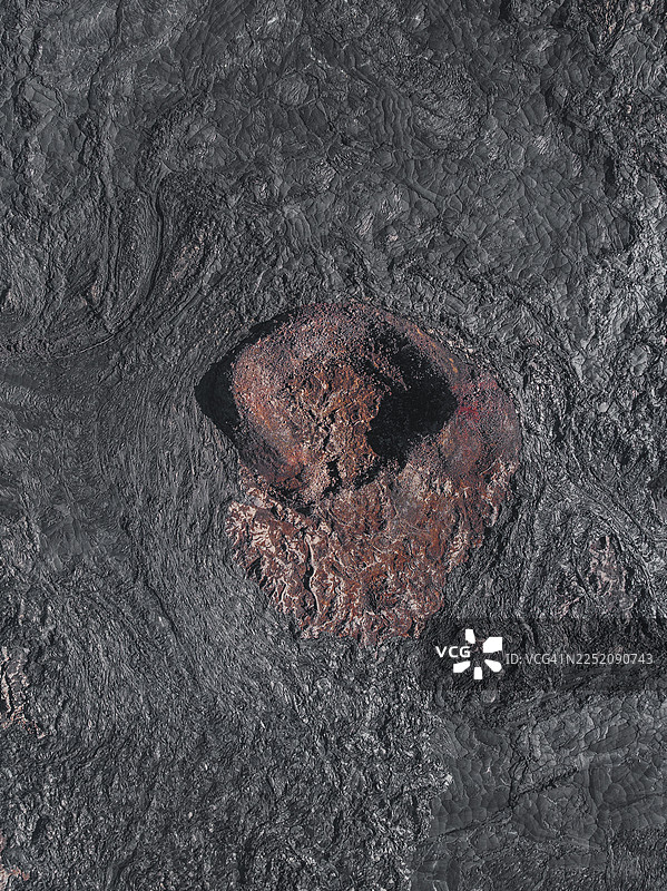 从正上方拍摄的无人机图像，展示了冰岛雷克雅内斯半岛 Grindavík 新形成的熔岩平原上的岩石构造。图片素材