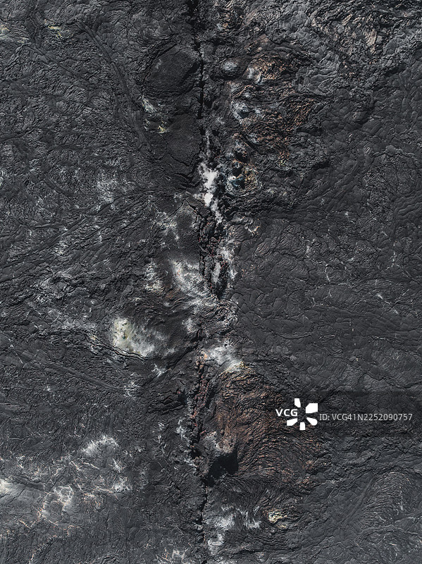 火山喷发后，冰岛雷克雅内斯半岛格林达维克地区新鲜熔岩流的裂缝的无人机照片图片素材