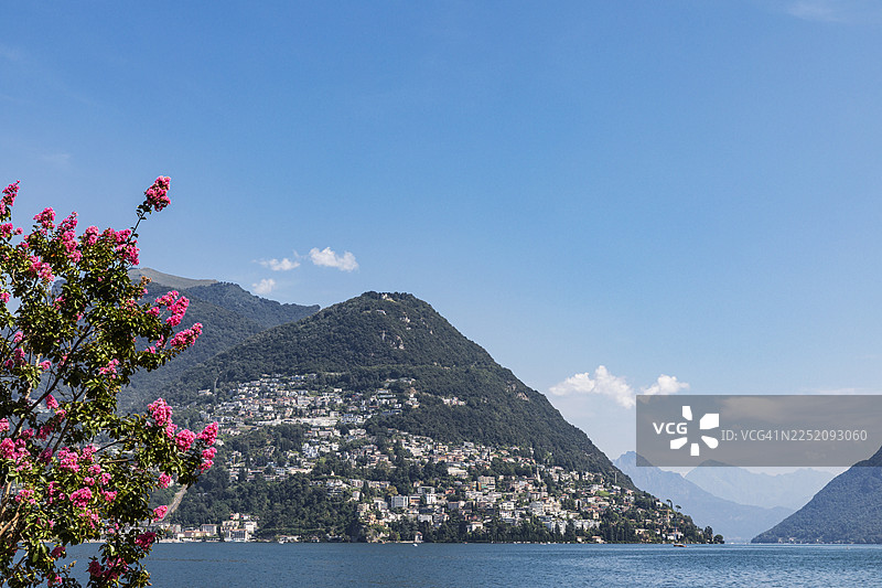 瑞士提契诺州，在晴朗的夏日里，卢加诺湖与卡普里诺村图片素材