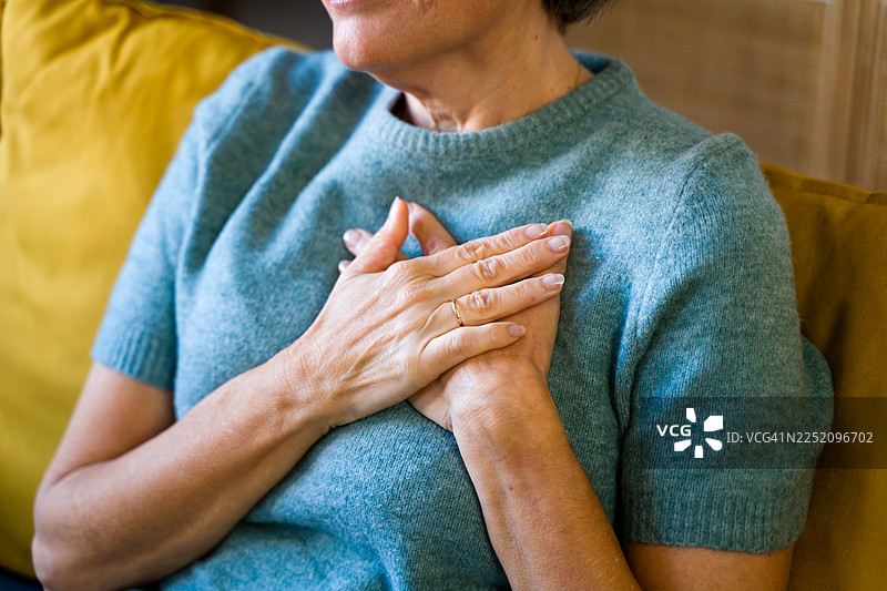 中年女性感到胸痛和心脏不适图片素材