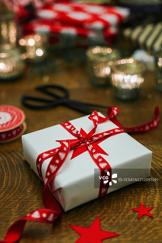 桌上带有红色丝带和节日装饰的圣诞礼物图片素材
