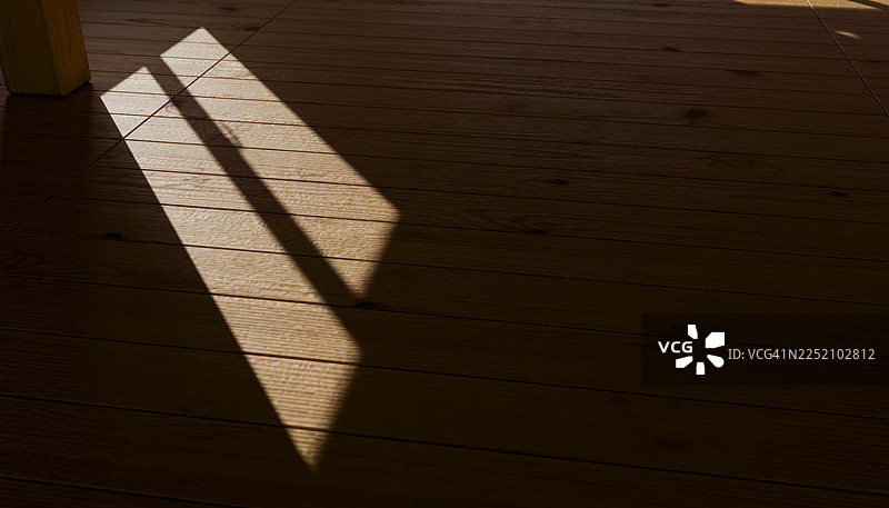 阳光在木地板上投下温暖的阴影图片素材