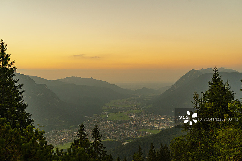 夕阳下的加米施-帕滕基兴山谷鸟瞰图图片素材