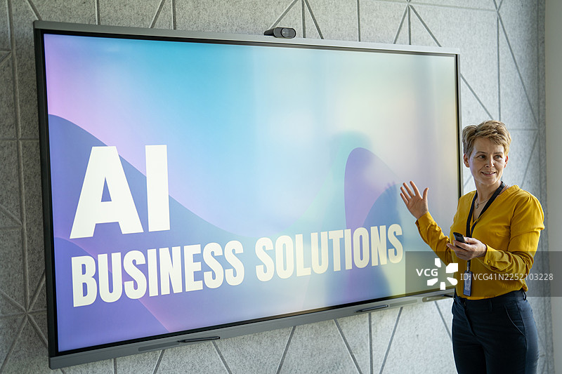 女商人正在就人工智能商业解决方案进行演示图片素材