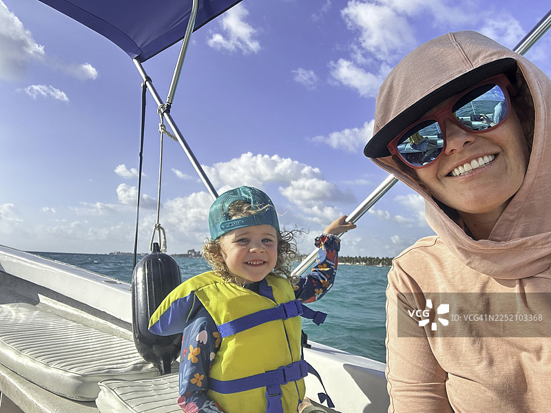 一家人在伯利兹度假，浮潜，有青少年和幼儿。图片素材