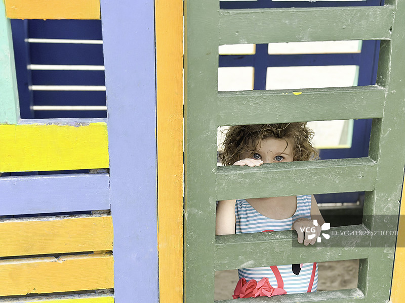 一家人在伯利兹度假，进行浮潜活动，其中有青少年和幼儿。图片素材