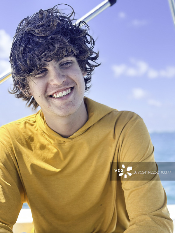 一家人在伯利兹度假，浮潜，有青少年和幼儿。图片素材