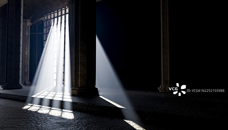 阳光穿过黑暗古老的大厅，照亮了石柱。图片素材