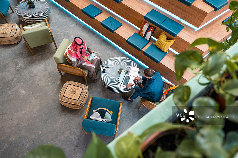 年轻的中东与高加索商人正在现代联合办公空间协作图片素材