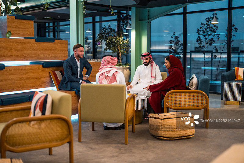 中东专业人士在现代办公室休息室会见年轻商人图片素材