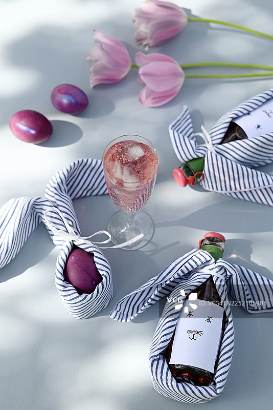 花园里的红瑞木汁、复活节装饰和郁金香图片素材