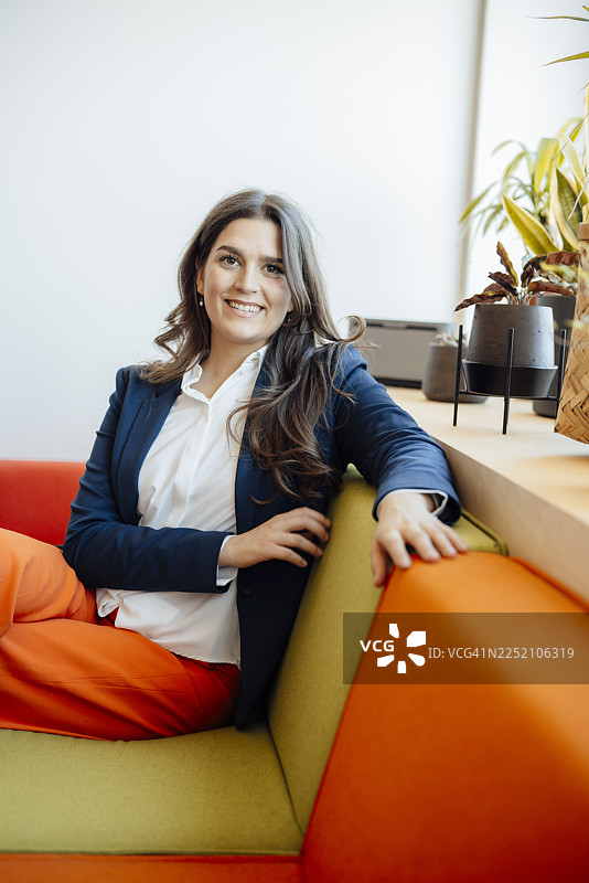 商务人士在现代办公室休息区休憩图片素材