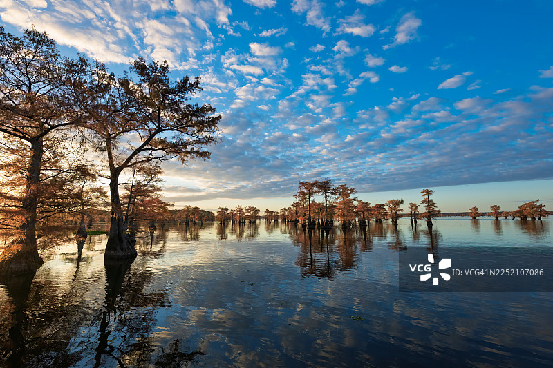 蓝天白云倒映在卡多湖中图片素材