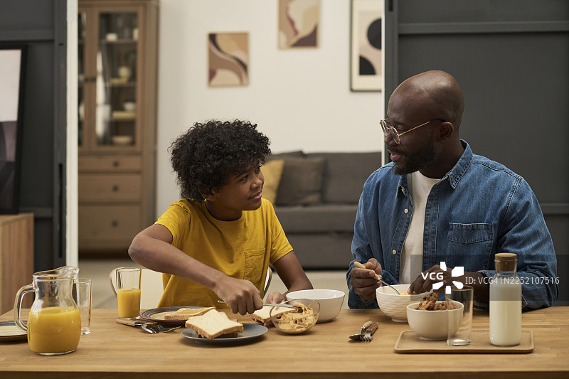 父亲和儿子在家里享用早餐图片素材