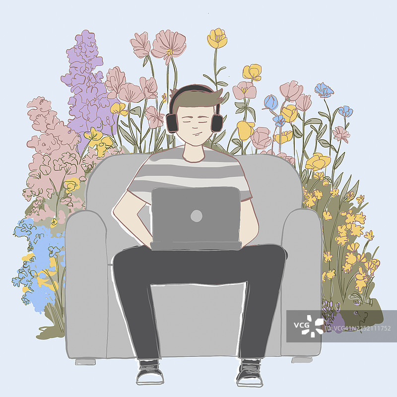 身穿印花衬衫的男子坐在沙发上，旁边放着笔记本电脑和耳机图片素材