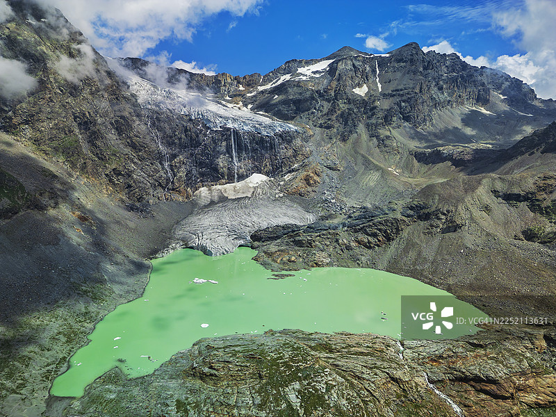 意大利伦巴第大区，贝尔尼纳阿尔卑斯山脉的绿松石山湖和冰川图片素材