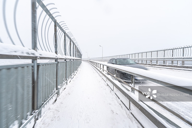 挪威特罗姆瑟桥在鹅毛大雪中图片素材
