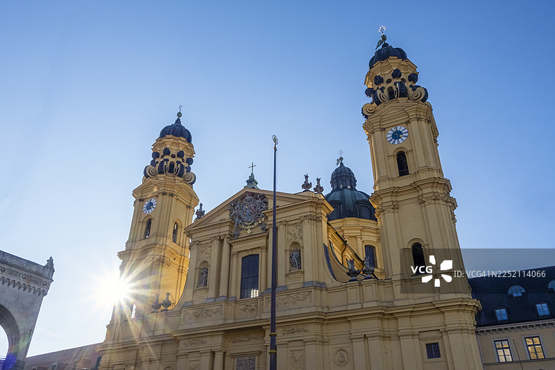 慕尼黑巴伐利亚的圣徒安娜教堂的塔楼在阳光下的外观图片素材