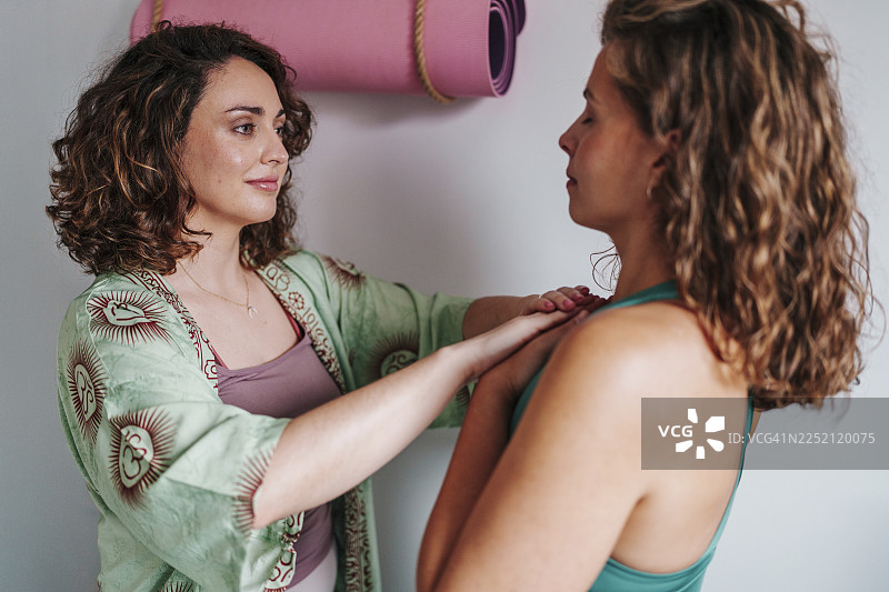 瑜伽垫室内整体灵气疗愈疗程图片素材