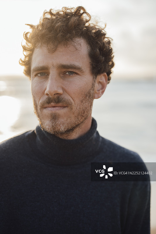 穿着高领毛衣的成熟男士在海边图片素材