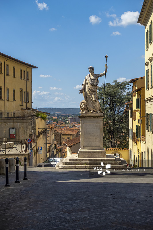 意大利托斯卡纳阿雷佐，一座靠近房屋的费迪南三世雕像图片素材