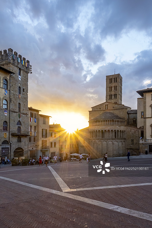 意大利托斯卡纳阿雷佐，日落时分的圣母玛利亚教堂广场（Piazza Grande）图片素材